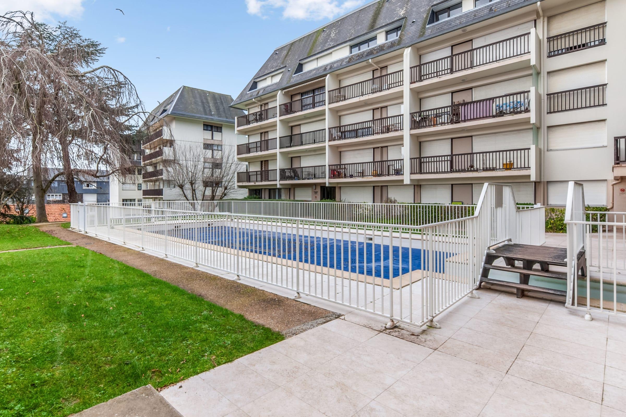 Property Image 2 - 1 bedroom with balcony and shared swimming pool in Trouville