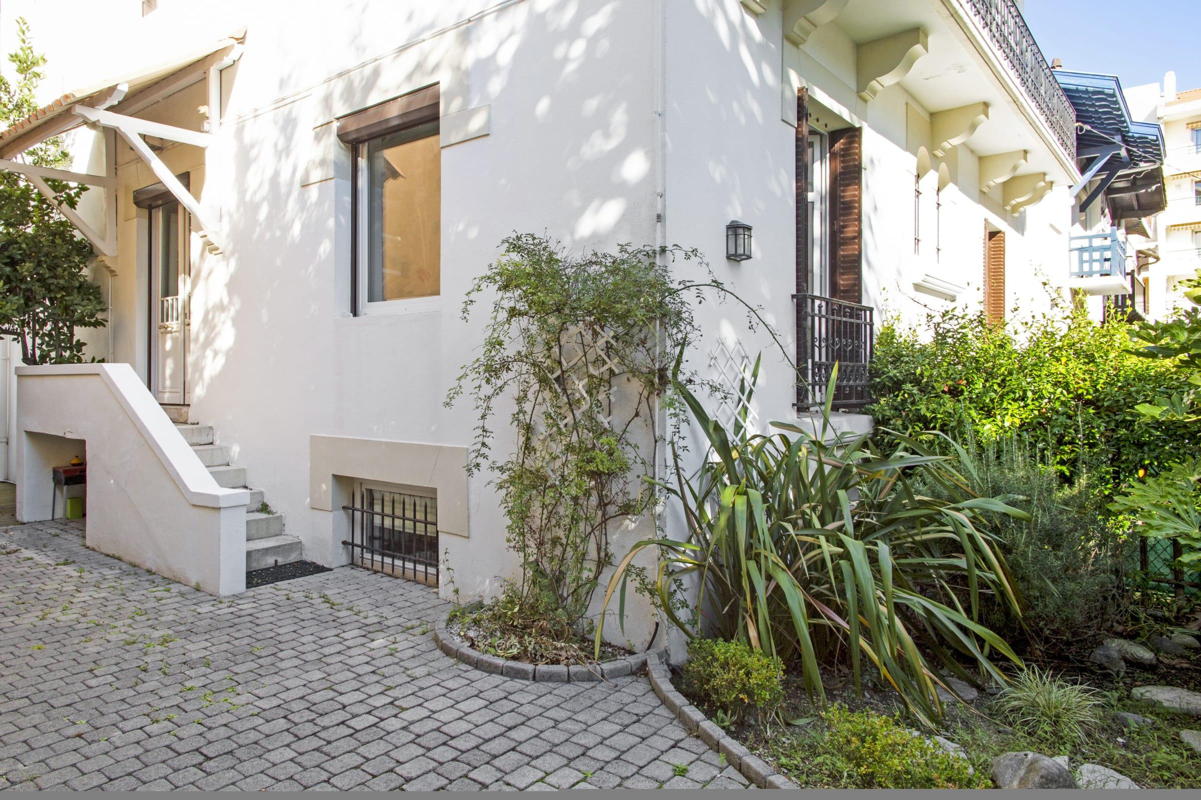 Property Image 1 - Charming flat with garden in a house at the heart of Biarritz