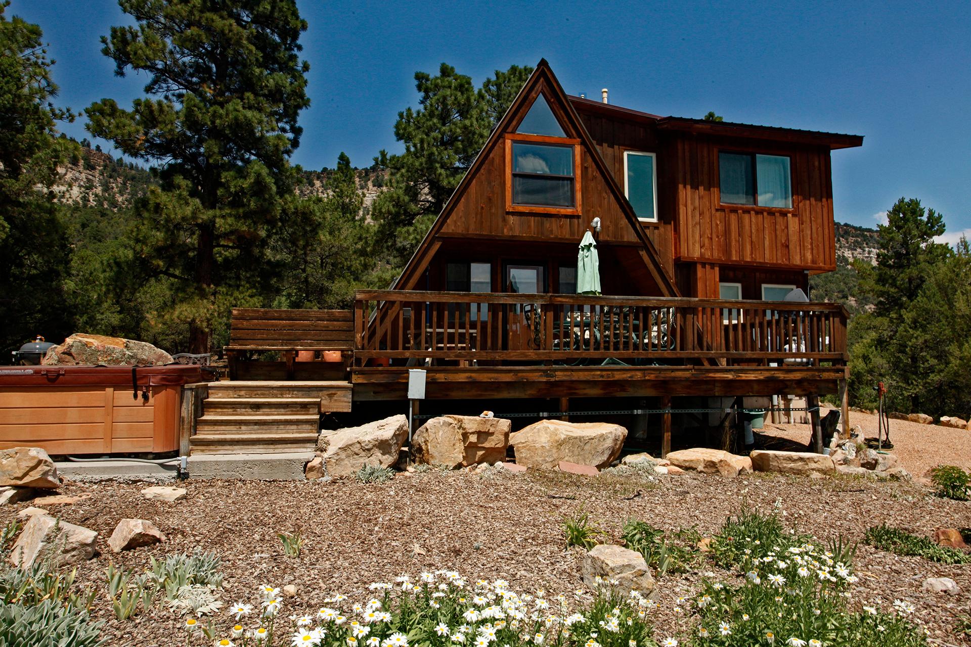 Property Image 1 - Cozy Colorado Cabin - Beautiful Views of Surrounding Peaks - Private Hot Tub