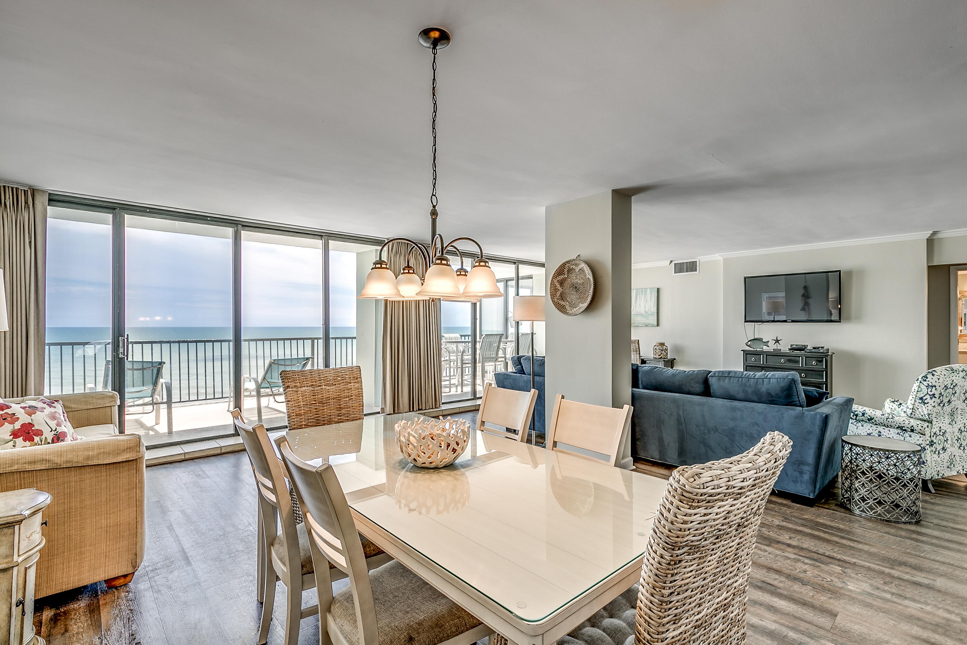 Property Image 2 - Stylish Oceanfront Penthouse with Panoramic Views 