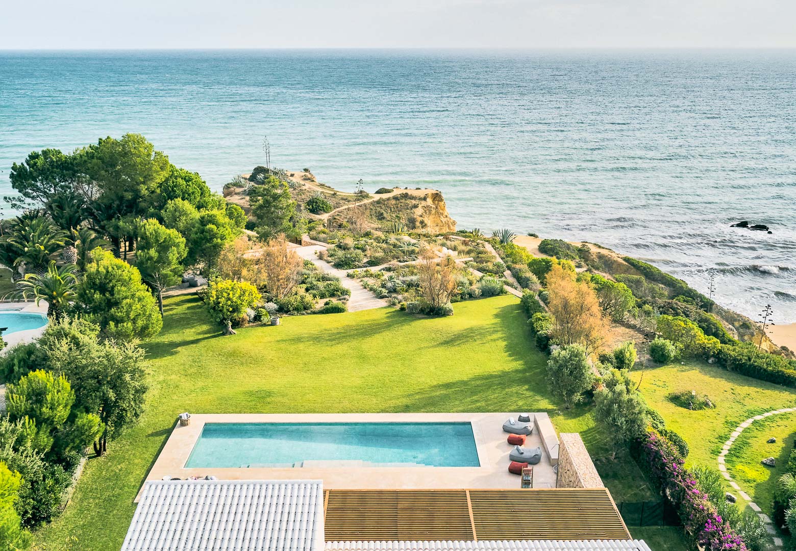 Property Image 2 - Ocean View Dazzling Cliftop Villa with Elegant Interior