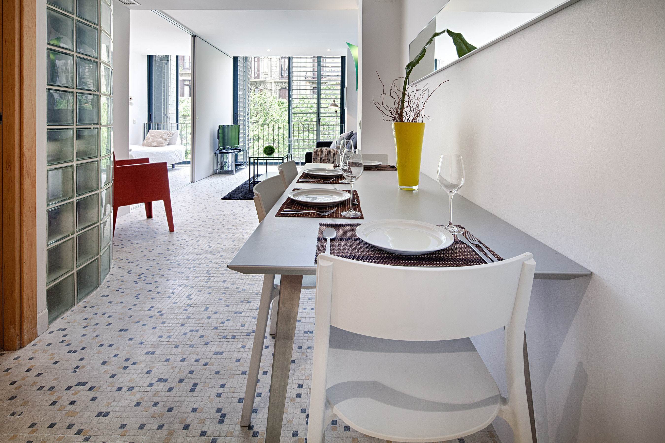 Property Image 2 - Modern Elegant Apartment with Plenty of Natural Light