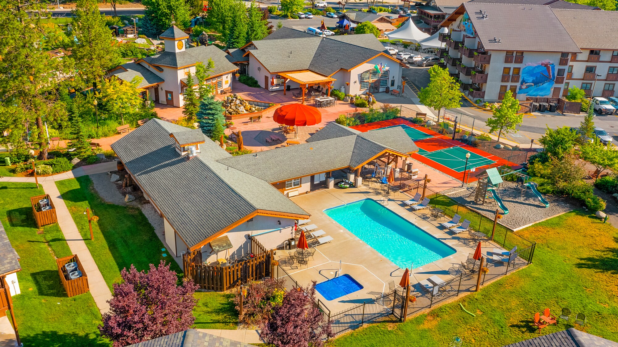Romanna's all-season getaway at Icicle Village w/pool and hot tub