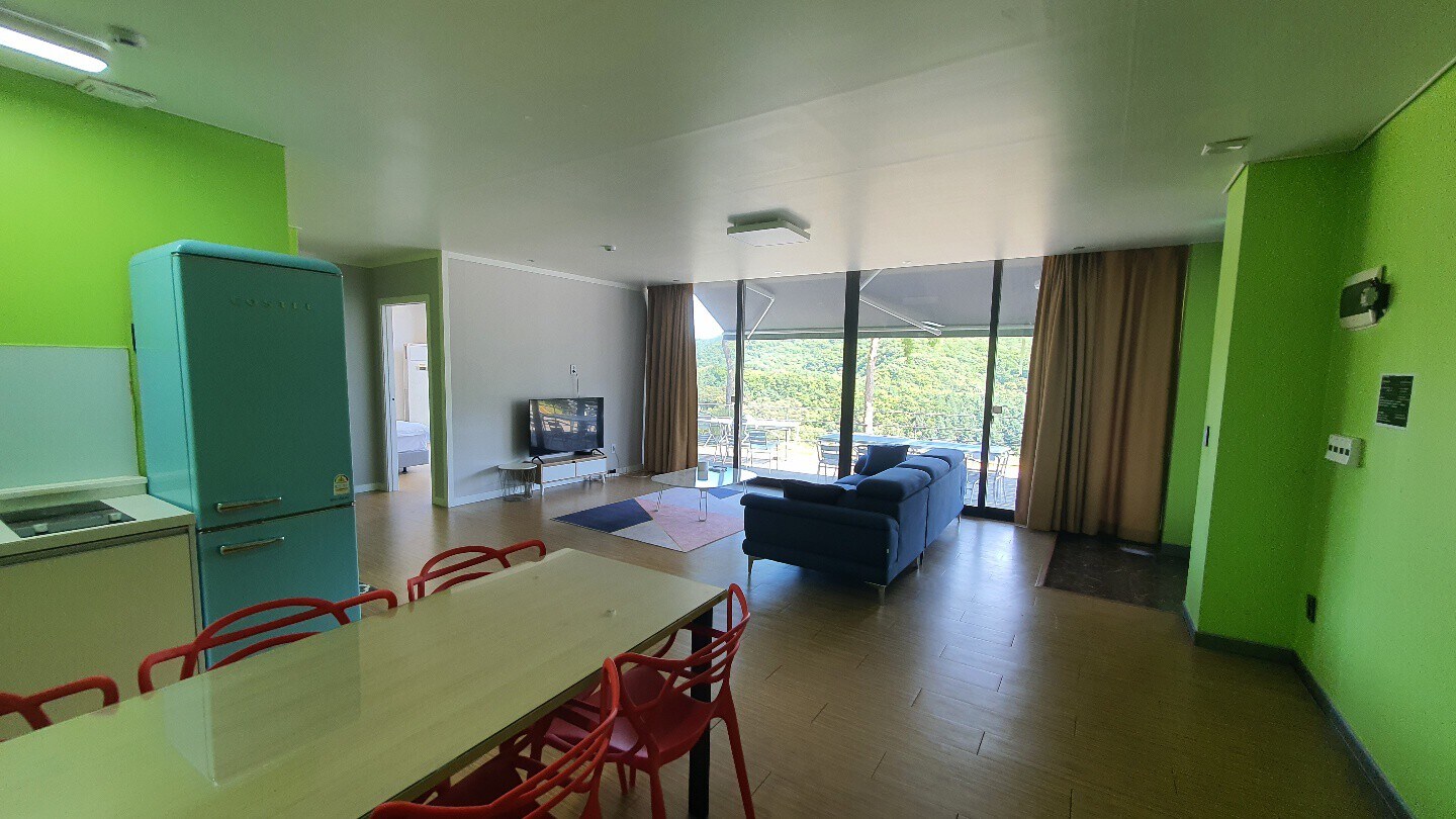 Property Image 1 - Elegant Apartment with Outdoor Pool and Rooftop BBQ 3