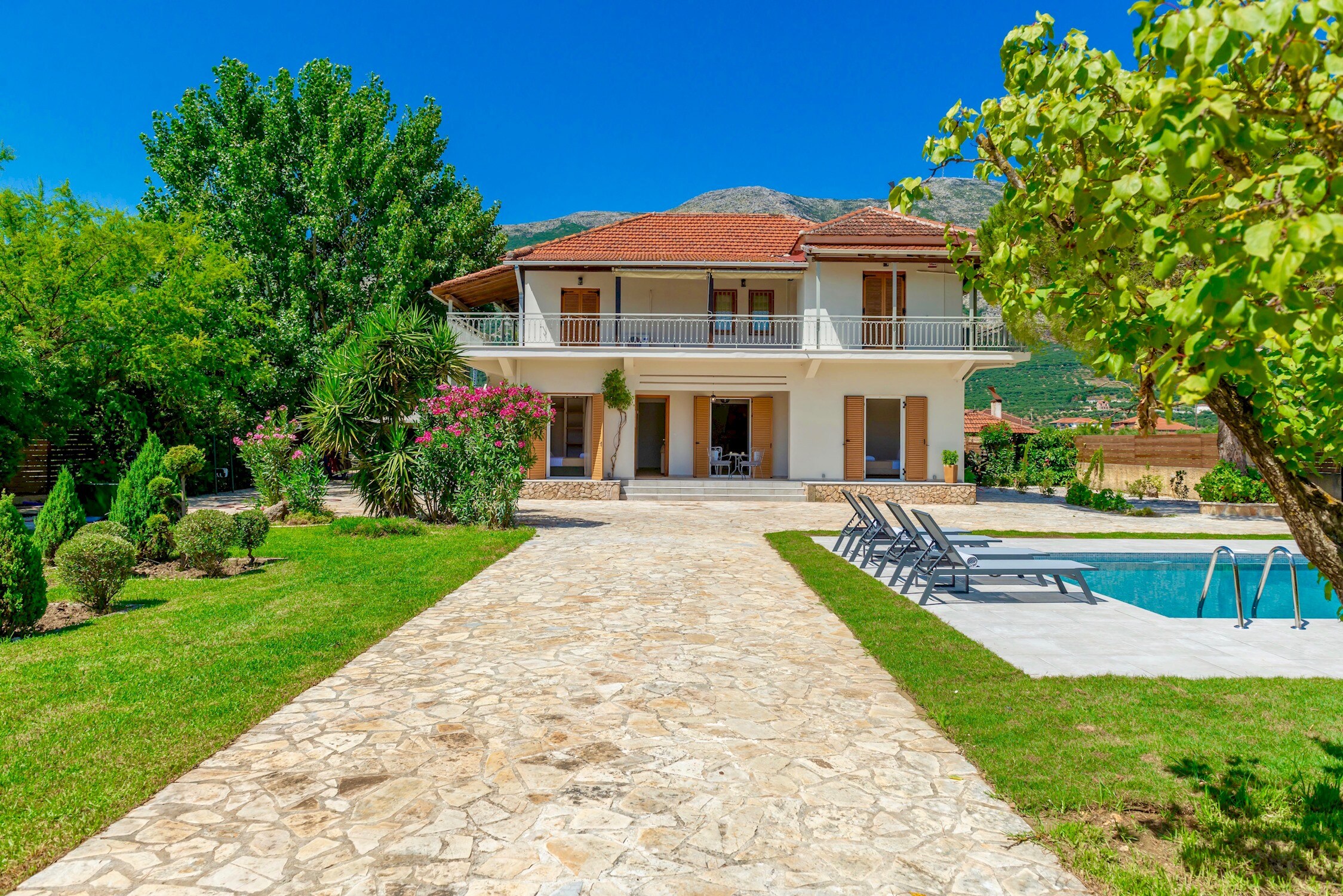 Property Image 2 - Superb Classy Villa with Big Garden in Alikes