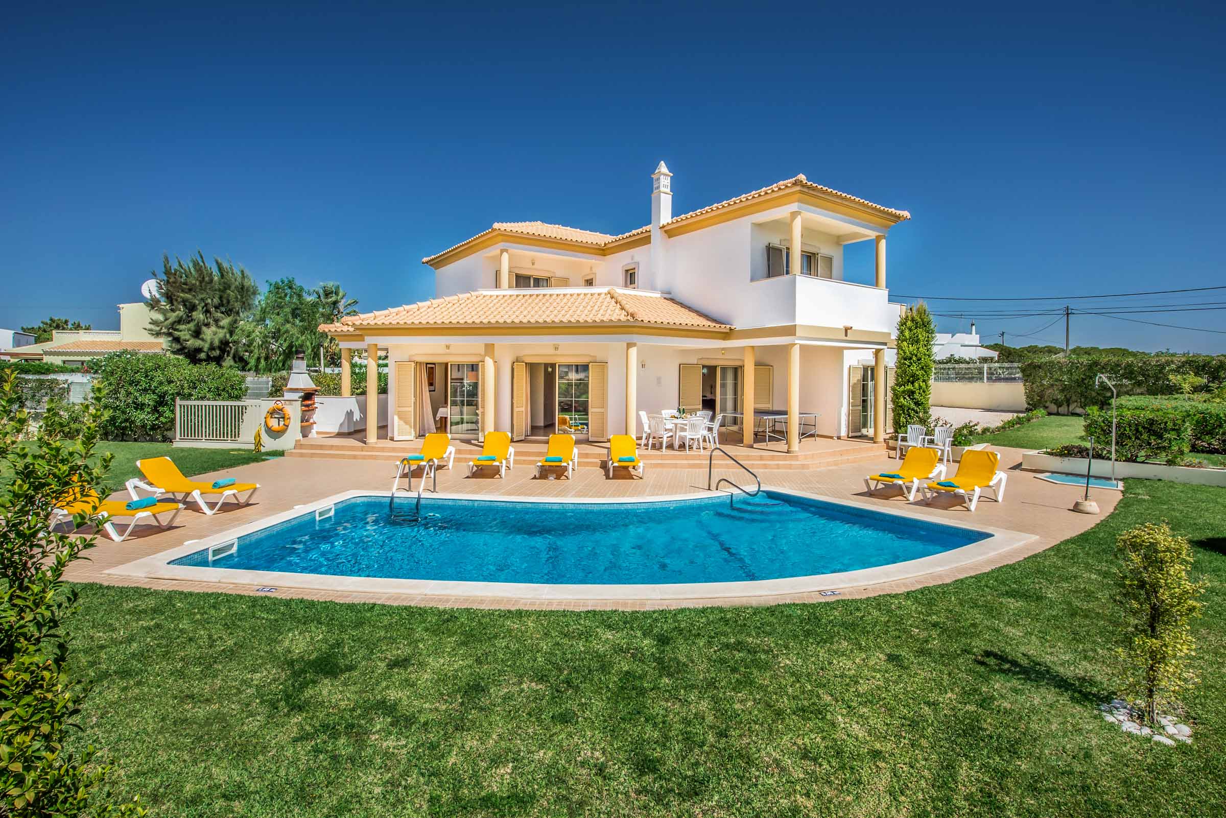 Property Image 1 - Superb Bright Villa with Manicured Lawn and Sunny Pool