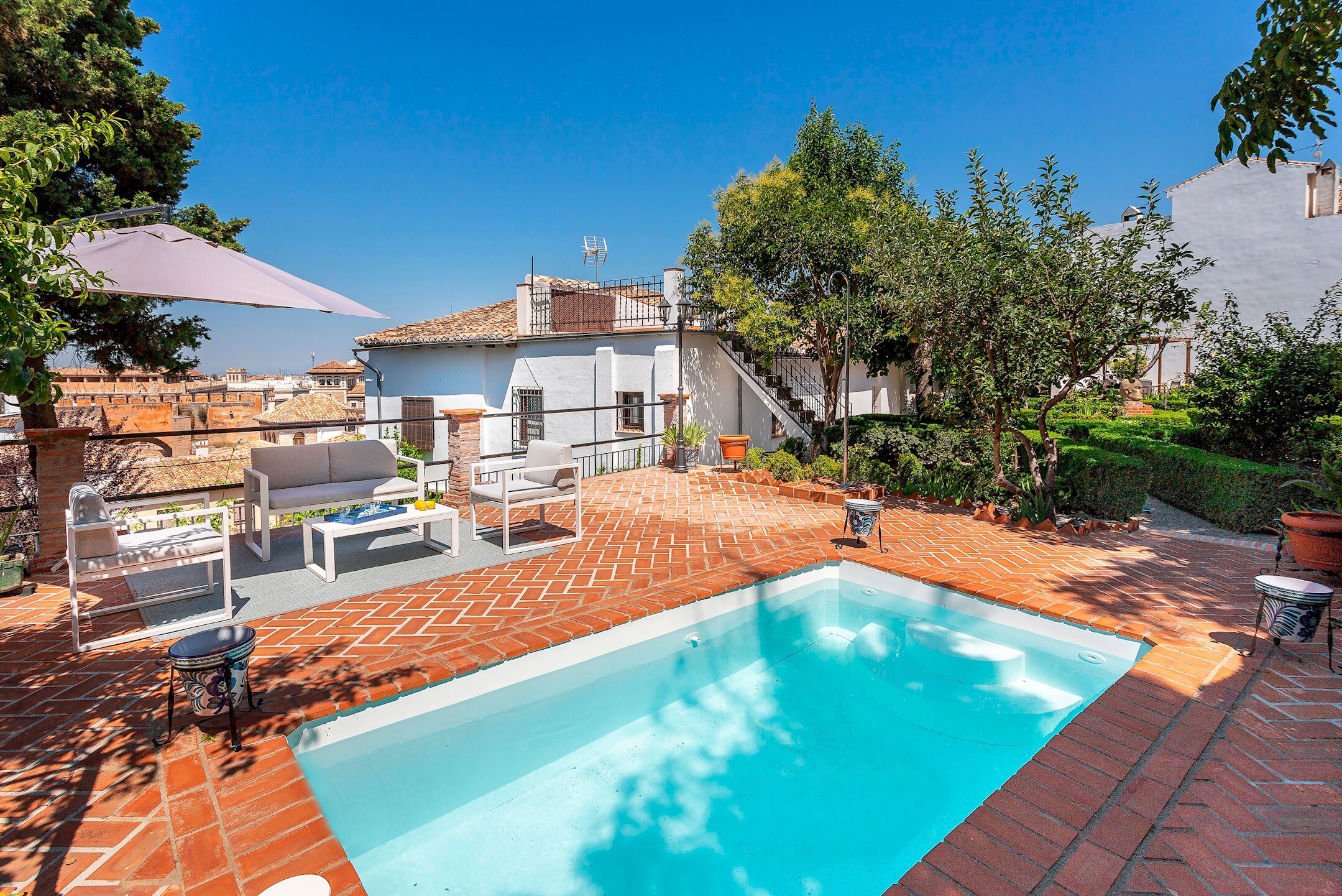 Property Image 1 - Magnificent 4 Bd house with private pool. Carmen del Cipres.