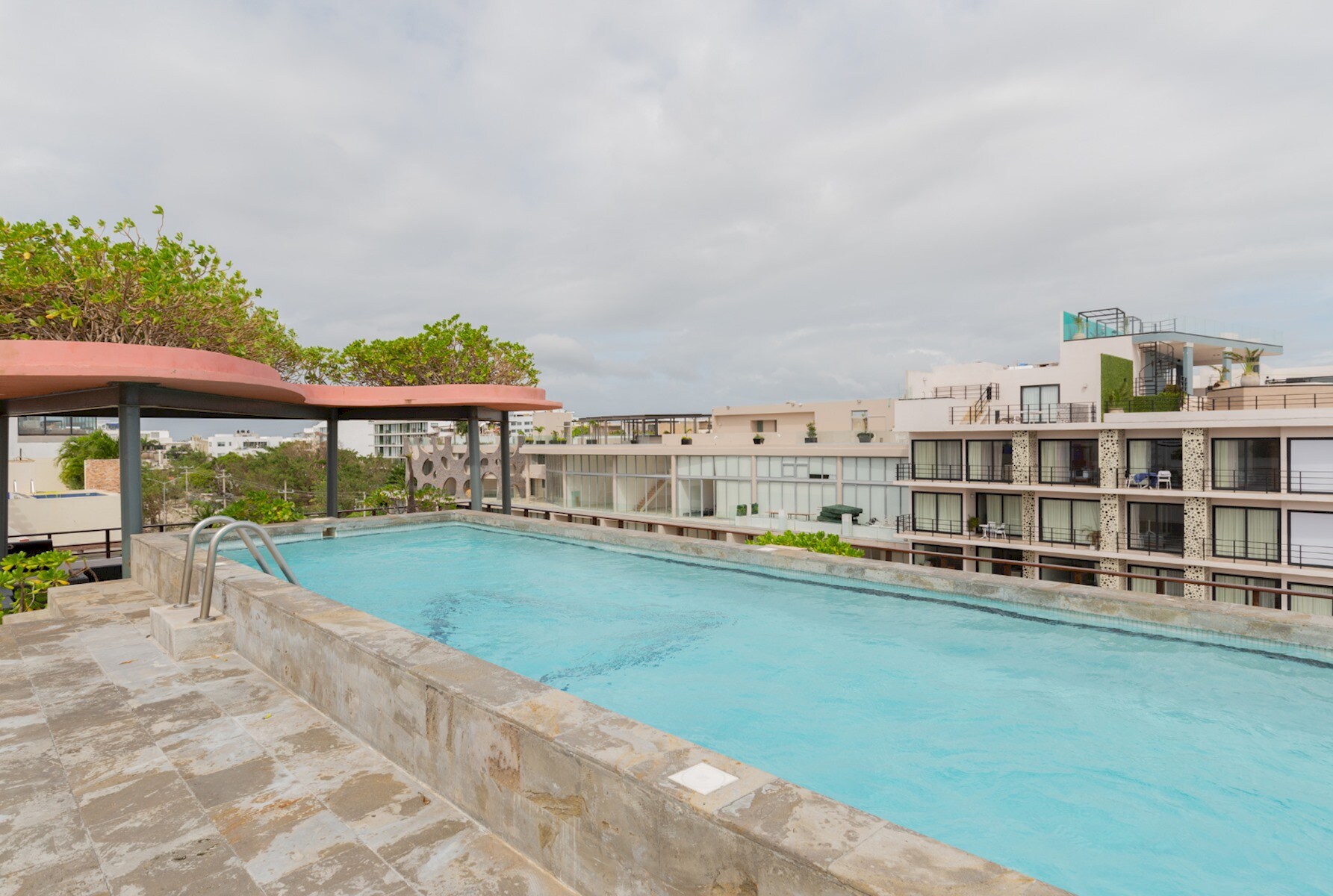 Property Image 1 - Stunning Apartment with Rooftop Pool Sundeck