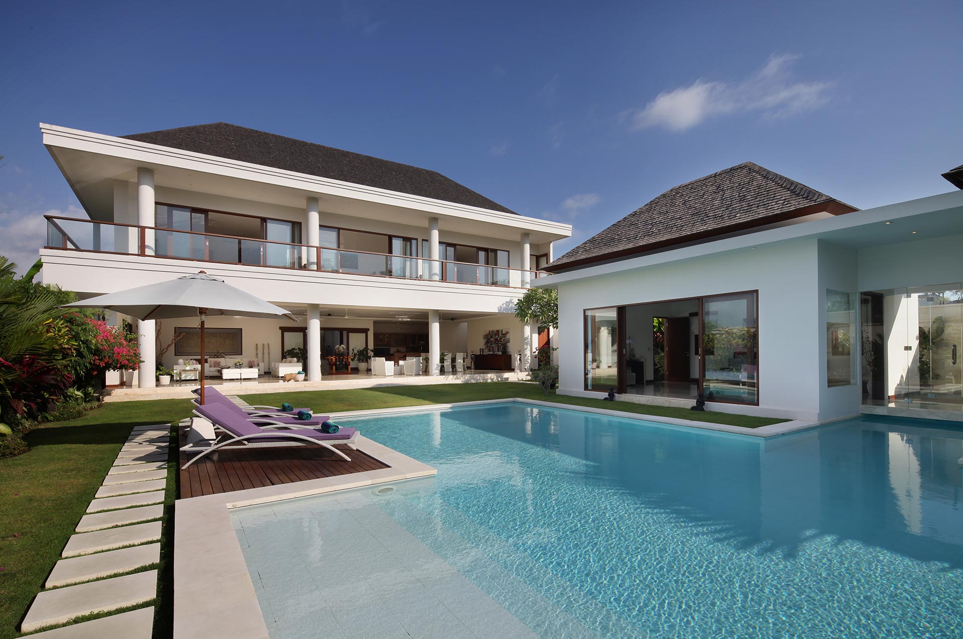 Istana Putih means “The White Palace” which is exactly what you will get when staying at this truly breathtaking 4+1 bedroom villa surrounded by stunning green rice fields of Bali – Canggu