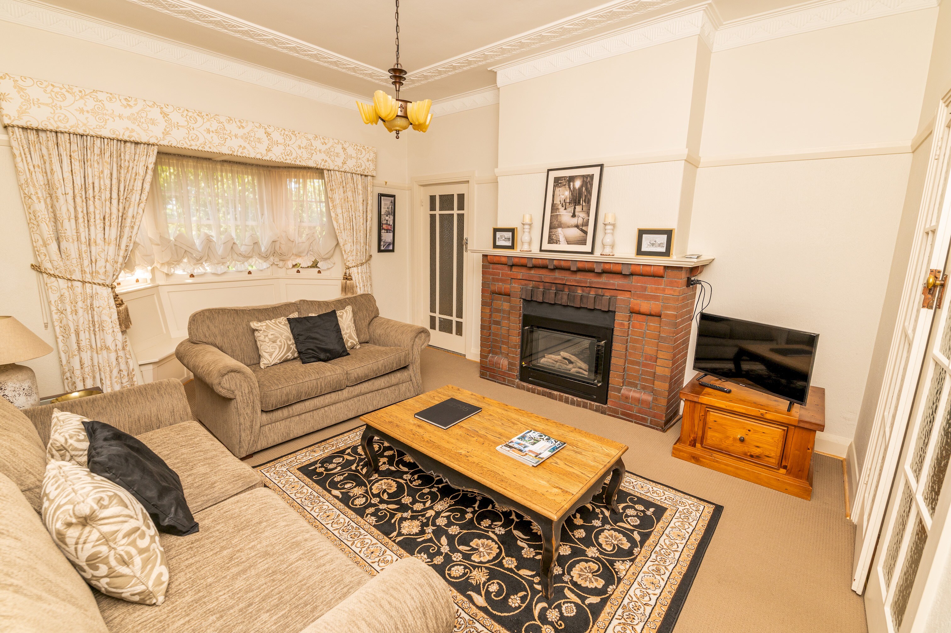 Property Image 1 - Hillside Cottage│Spacious, Walk to CBD & Stannies
