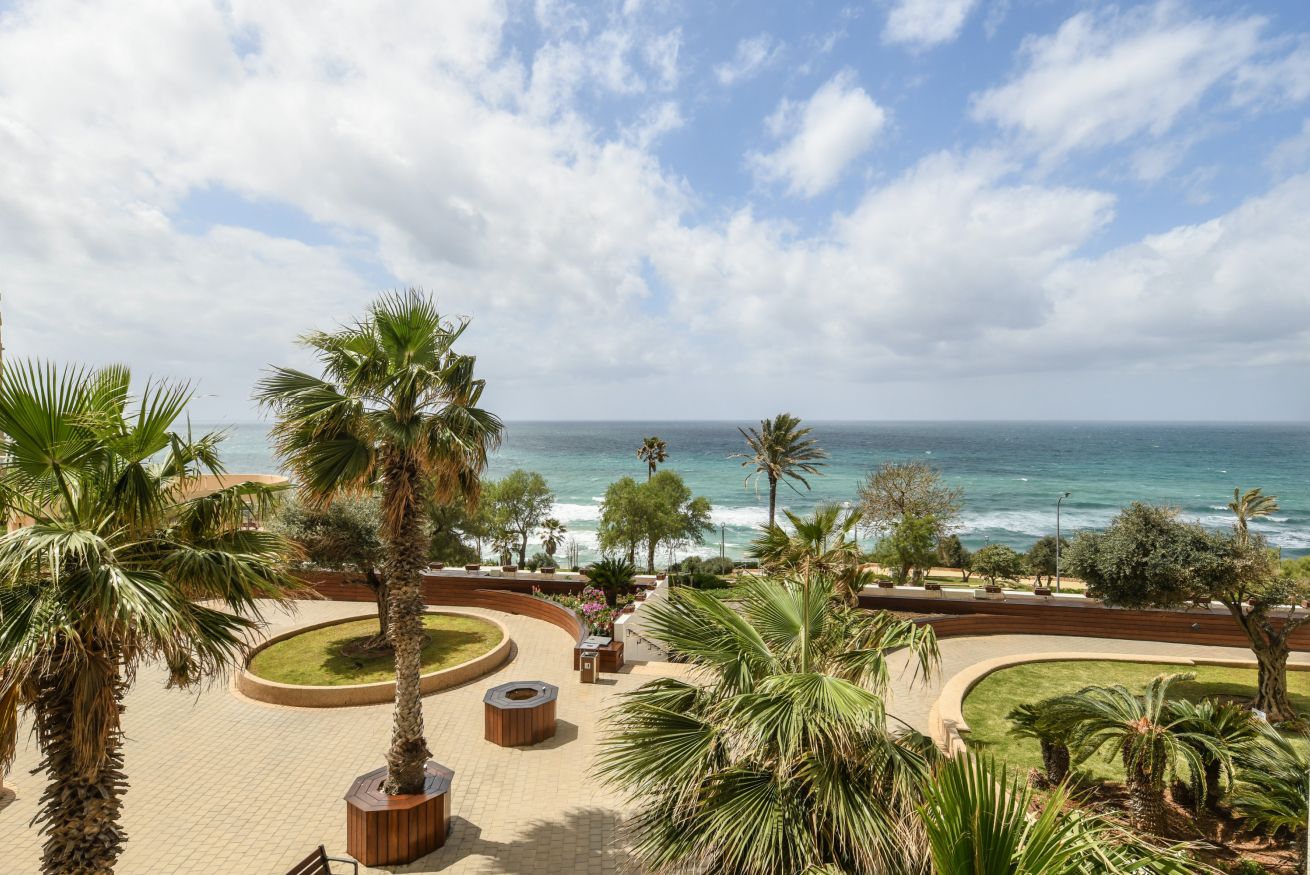 Property Image 2 - 4-Bedroom Seaview Apartment with Private Balcony and Parking in Netanya.