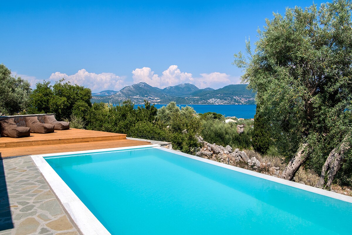 Property Image 1 - Luxurious romantic villa just above Episkopos beach