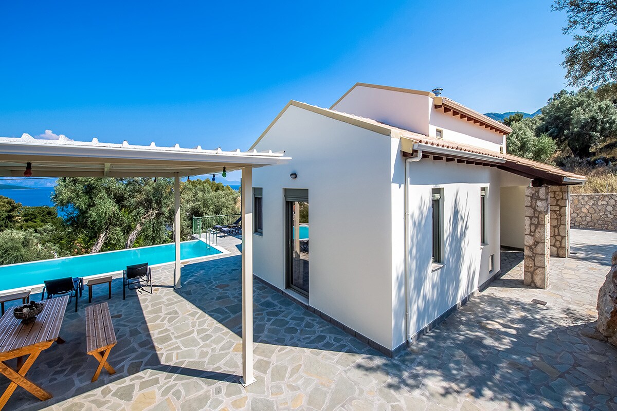 Property Image 2 - Luxurious romantic villa just above Episkopos beach