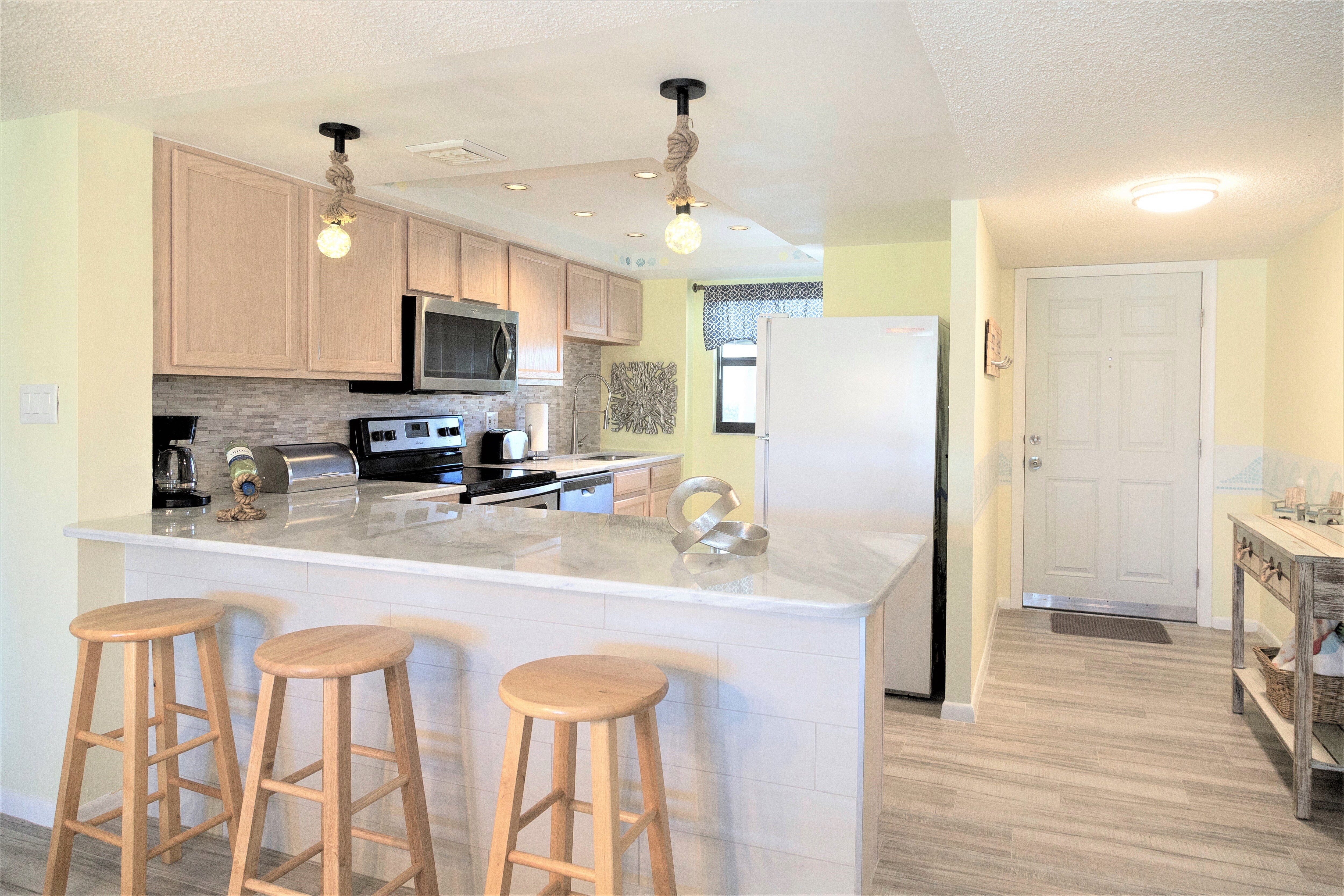 Fully equipped and spacious kitchen with granite countertops