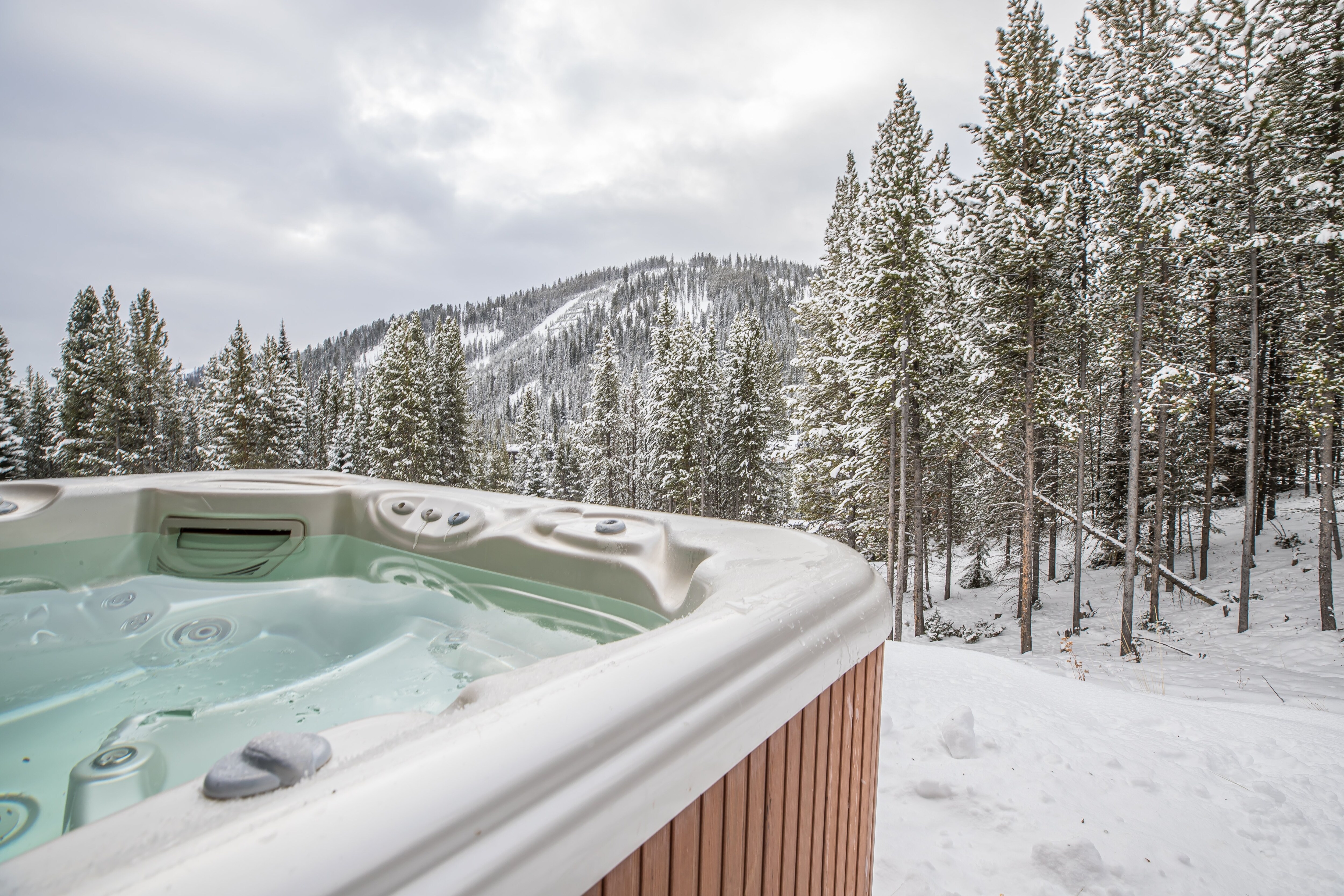 The views from the hot tub are stunning | Exterior