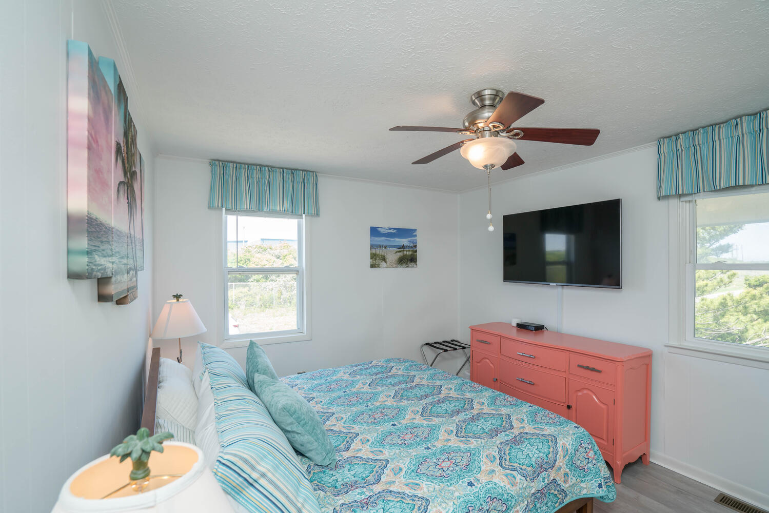 Pet friendly private ocean front cottage nestled in peaceful Caswell Beach.  Running Down A Dream