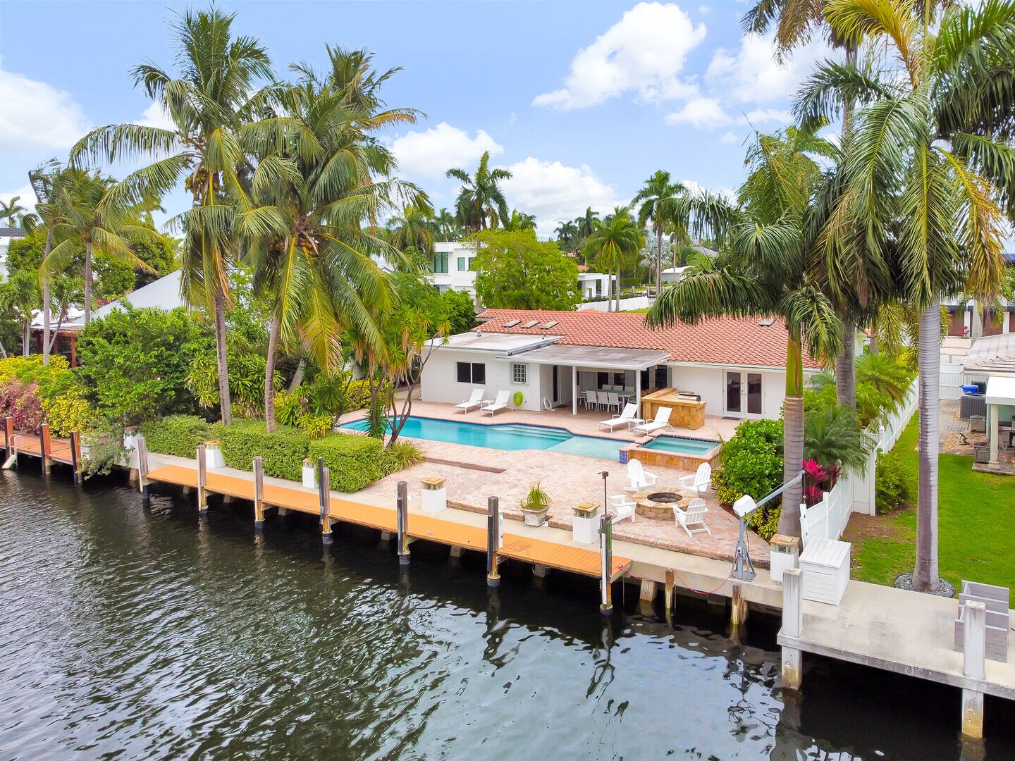 House is situated directly on the water, this yard is full of nature, fresh air and tranquility