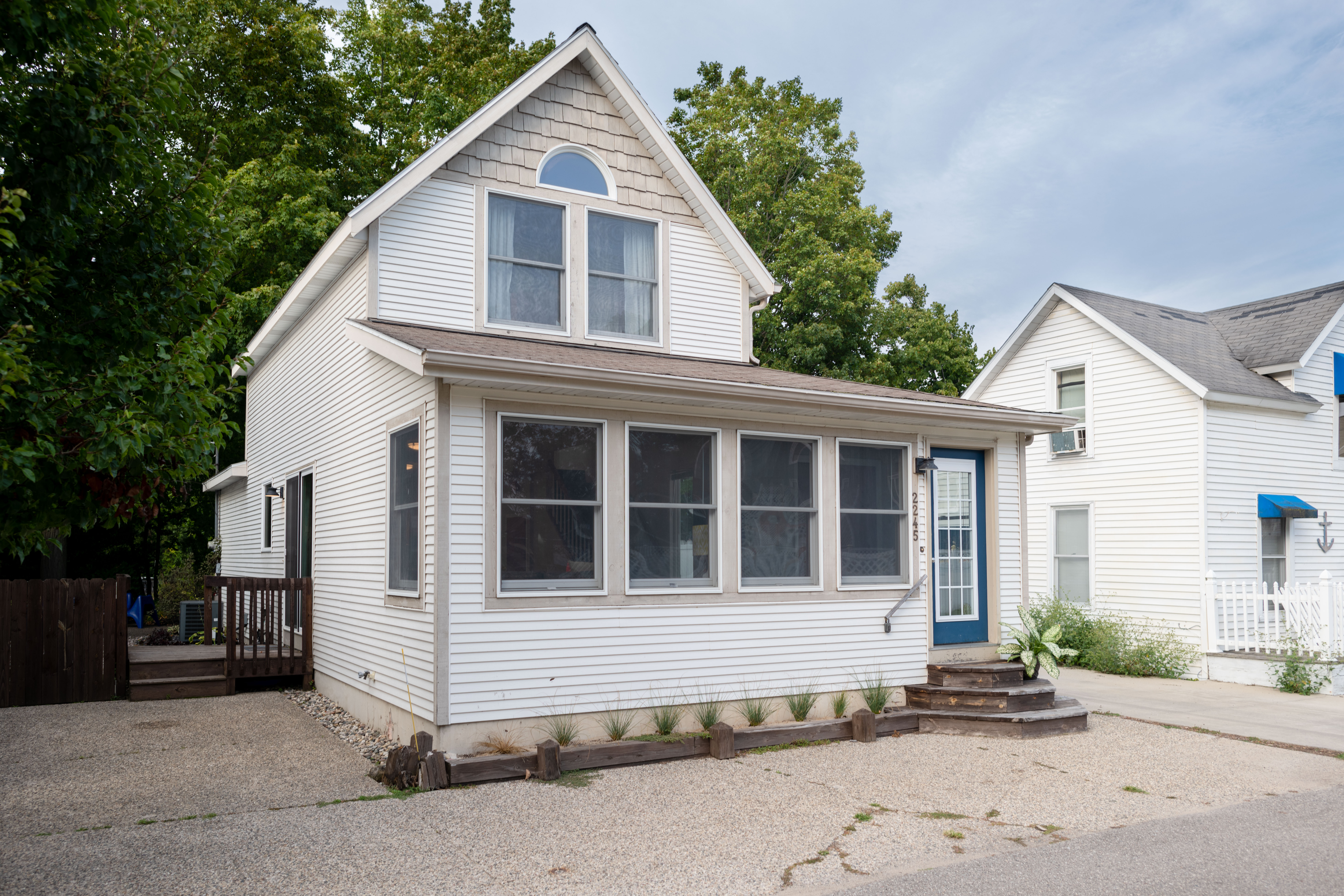 A cozy cottage within walking distance to the Holland State Park beach, hiking, ice cream shops, and Lake Macatawa.