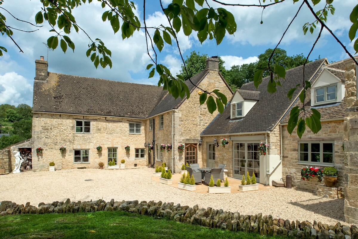 Property Image 1 - Cotswold Valley Manor