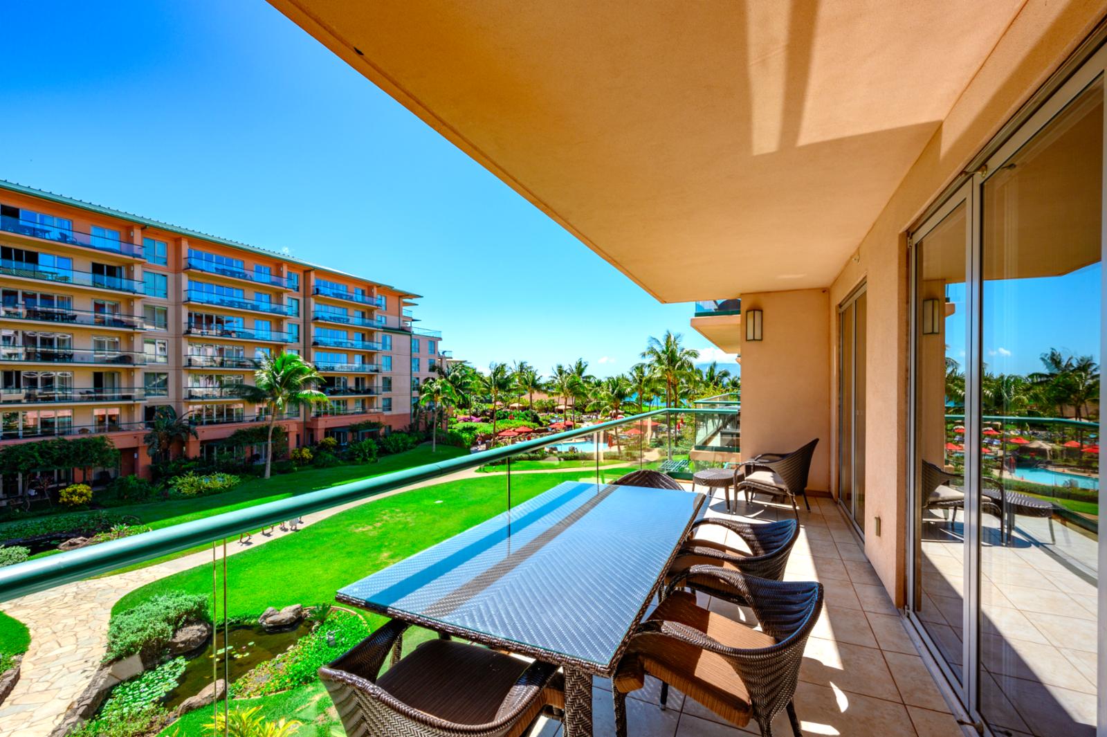 Lanai with Pool View and table for dining