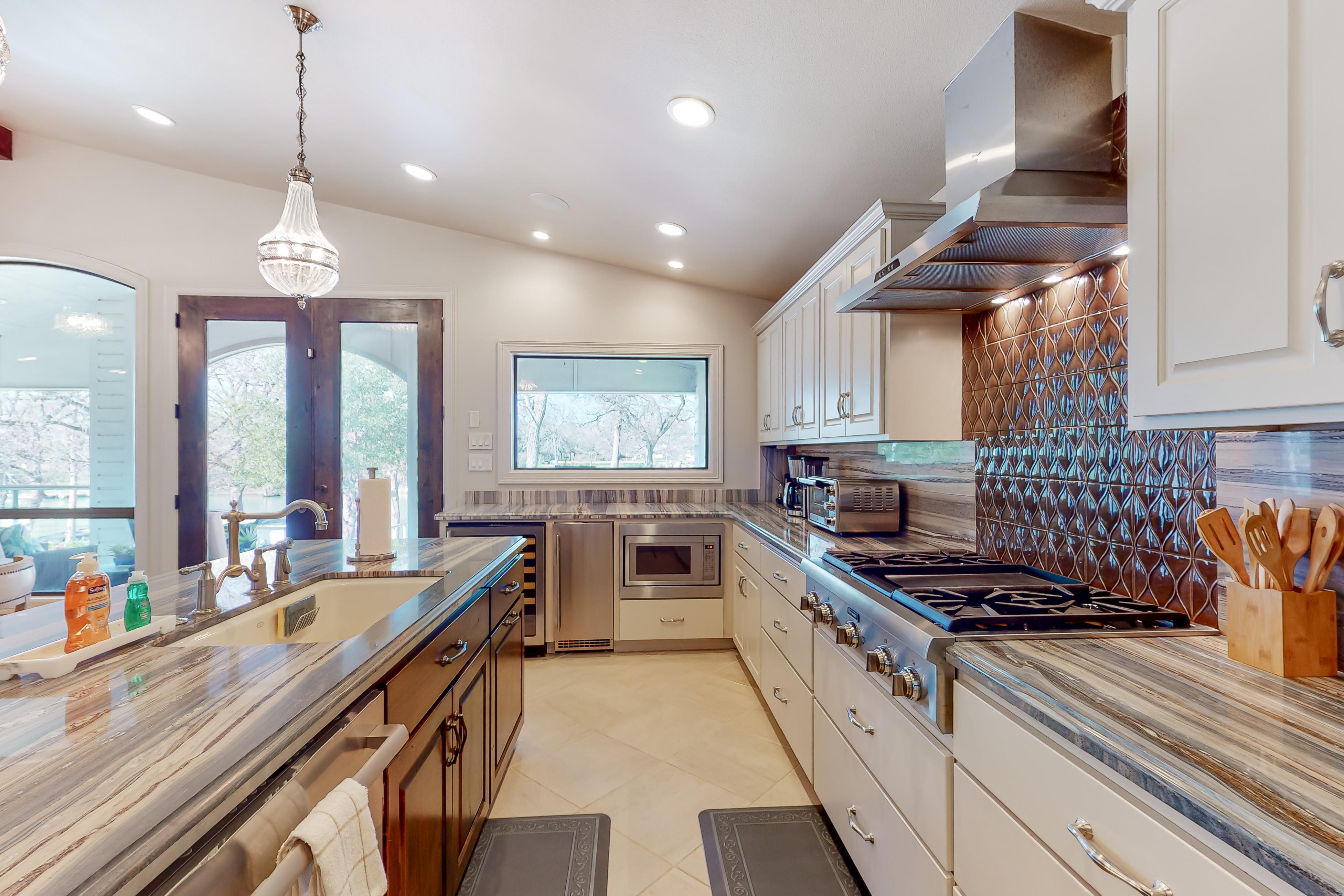 Luxury Lakeside Stunner Luxury Lakeside Stunner