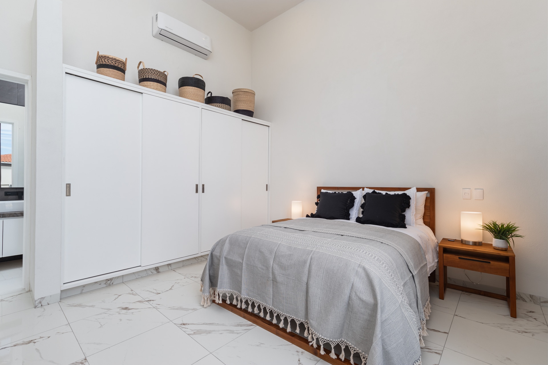 Queen Bed - TV, Ensuite Bathroom Queen Bed - TV, Ensuite Bathroom