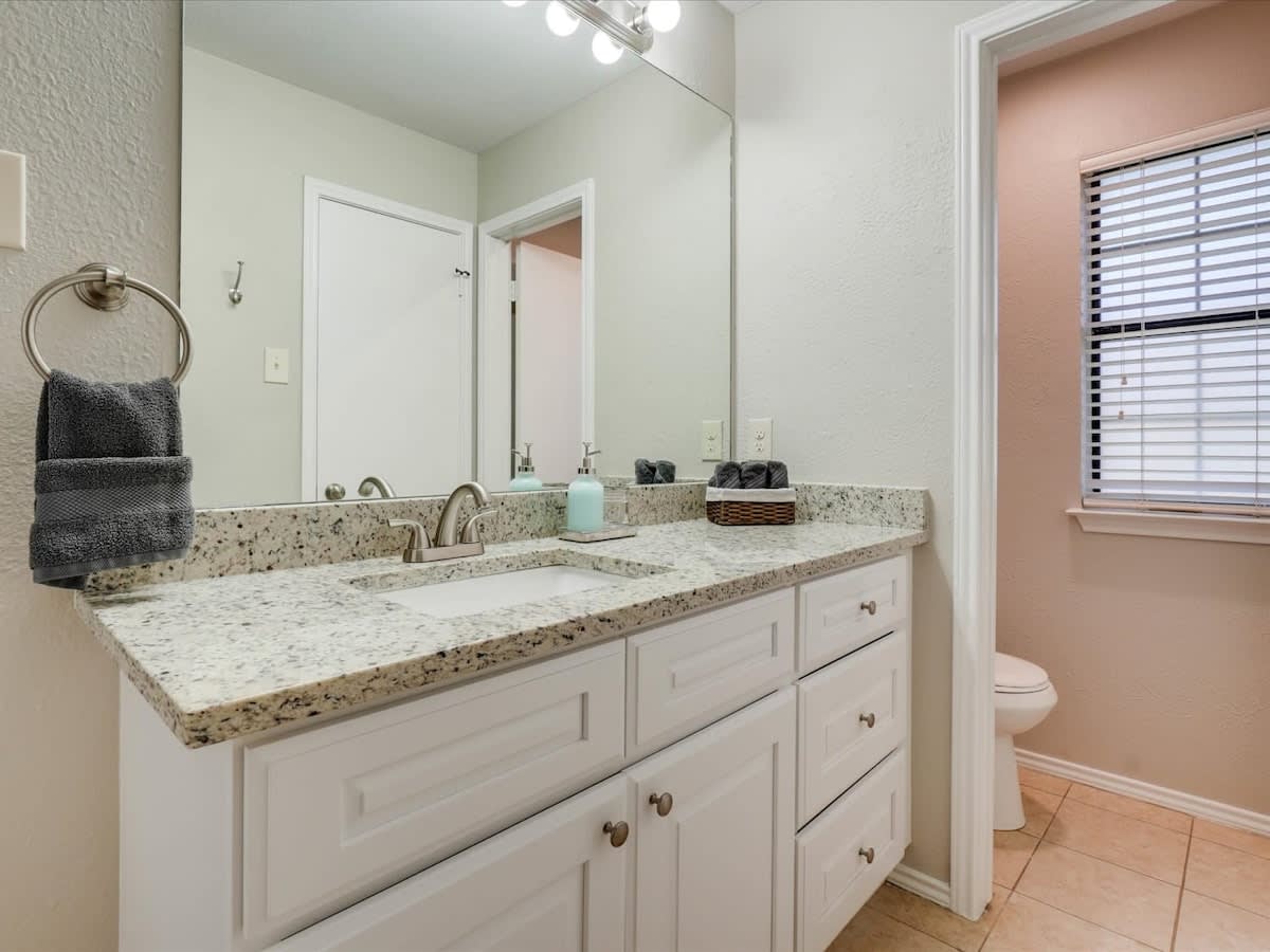 Texan Hideaway - Cozy, Convenient, Comfortable! Texan Hideaway - Cozy, Convenient, Comfortable!